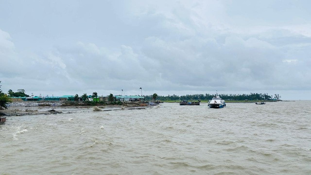 উপকূলে ঝোড়ো হাওয়াসহ বৃষ্টি, সাগর উত্তাল