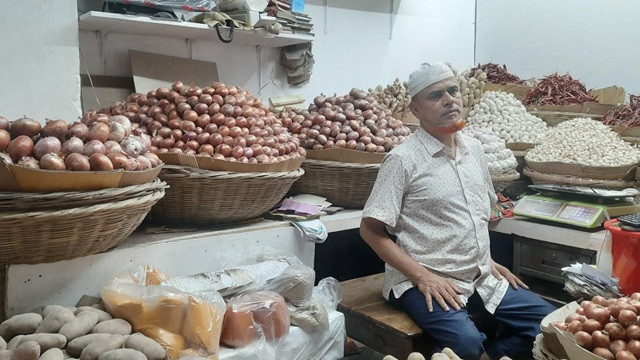 পেঁয়াজ-আদার দামের আগুনে পুড়ছে কাঁচাবাজার