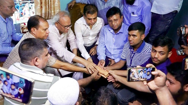 নাবিলের উদ্ভাবনে মুগ্ধ তারেক রহমান, দিলেন শুভেচ্ছা উপহার