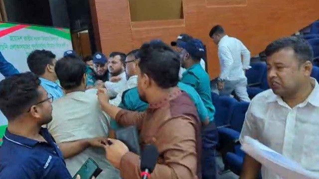 ব্রাহ্মণবাড়িয়া-২ ও ৩ আসনের শুনানিতে সিইসির সামনেই হাতাহাতি