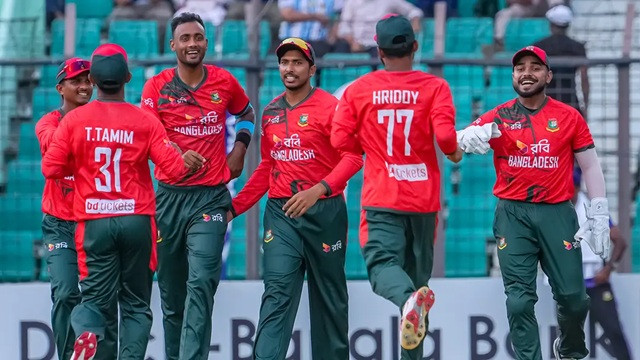 অস্ট্রেলিয়ার বিপক্ষে ব্যাটিং ধসের মাশুল গুনল বাংলাদেশ
