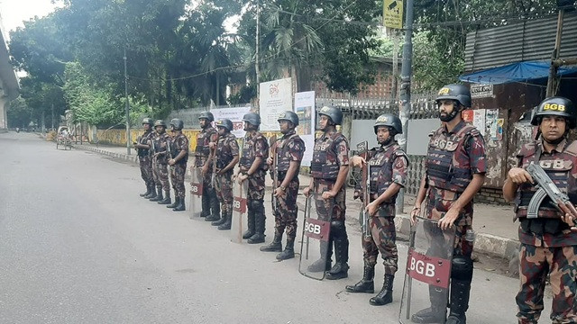 ঢাবিতে প্রবেশে কঠোর নিয়ন্ত্রণ, বিজিবির টহলও চলছে