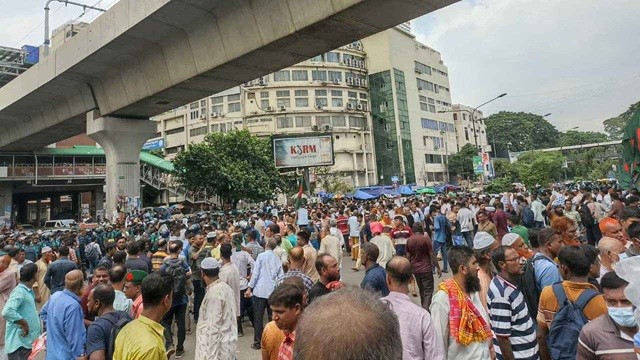 শাহবাগ মোড় ছেড়ে জাদুঘরের সামনে চাকরিচ্যুত বিডিআর সদস্যরা