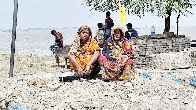 এক রাতেই বিলীন ঘরবাড়ি