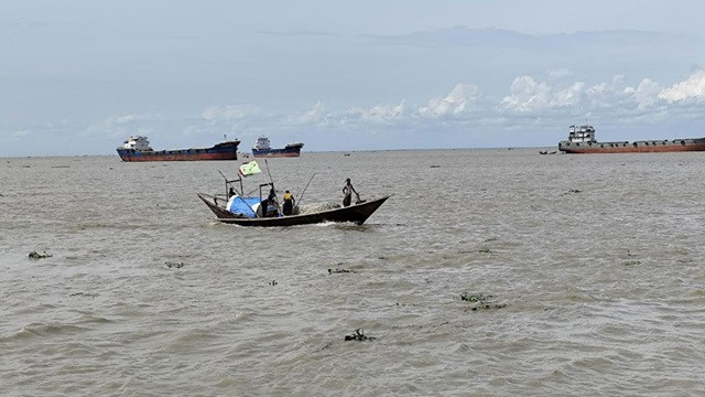 মাছ শিকারের সময় বজ্রপাতে এক জেলের মৃত্যু, আহত ২