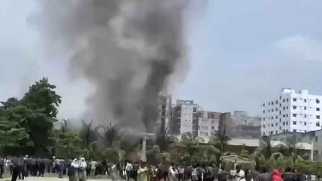 উত্তরায় প্রশিক্ষণ বিমান বিধ্বস্ত