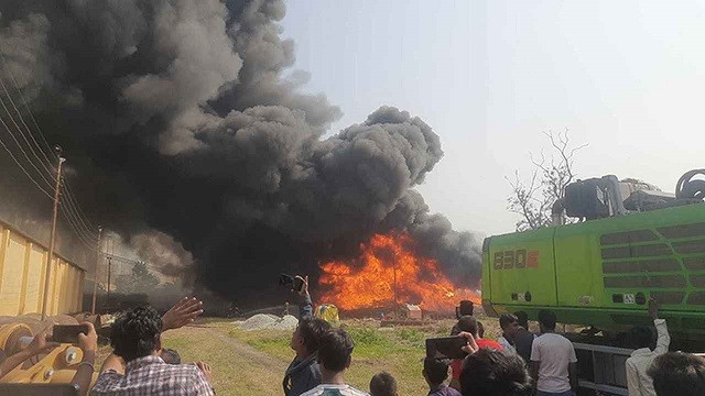 বিআইডব্লিউটিএ’র গুদামে আগুন, নিয়ন্ত্রণে ৭ ইউনিট