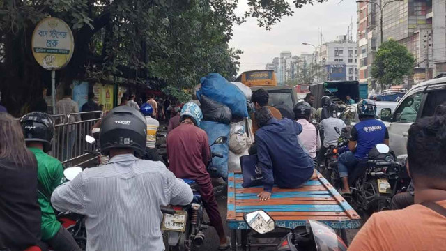 ‎কুড়িলের সড়ক অবরোধের জ্যাম বিজয় সরণি-আগারগাঁও ছাড়িয়েছে