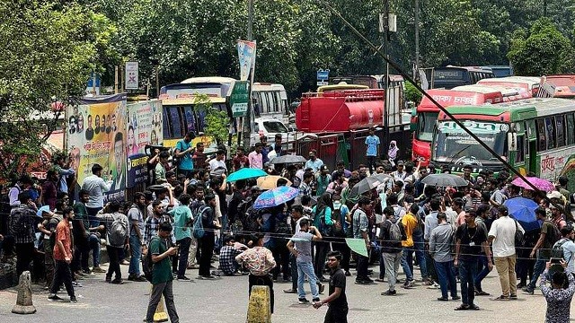 নতুন বাজারের সড়কে কোটা আন্দোলনকারীরা, যানচলাচল বন্ধ