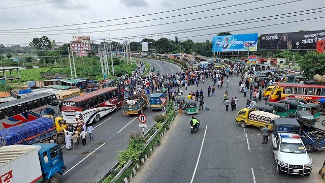 কোটা বাতিলের দাবিতে ঢাকা-টাঙ্গাইল মহাসড়ক অবরোধ, দীর্ঘ যানজট