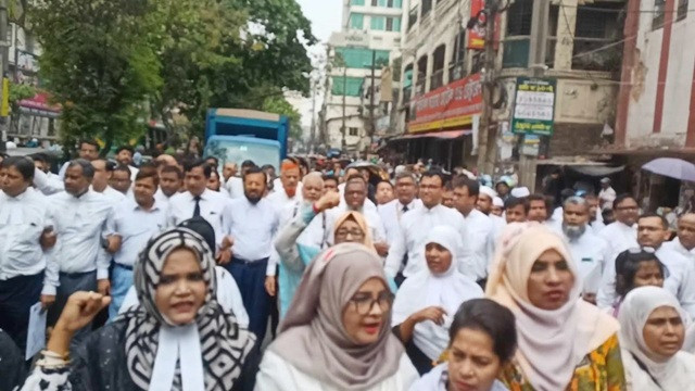 ‘তারেক রহমান আসছে’ স্লোগানে মুখর ঢাকার আদালতপাড়া