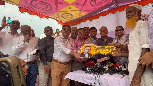 বুক দিয়ে ঘানি টানা বৃদ্ধকে ভ্যানের চাবি ও নগদ অর্থ তুলে দিলেন রিজভী