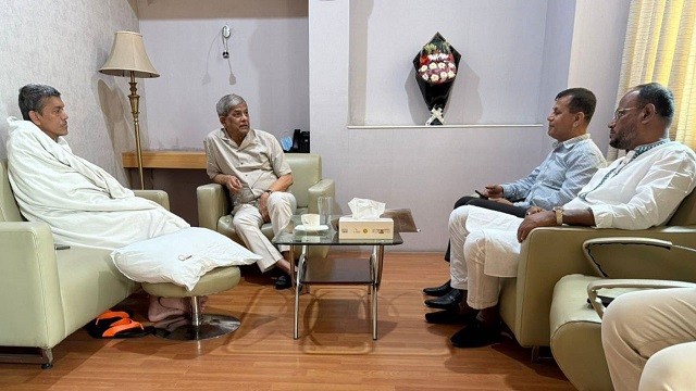 রফিকুল ইসলামকে দেখতে হাসপাতালে গেলেন বিএনপি মহাসচিব