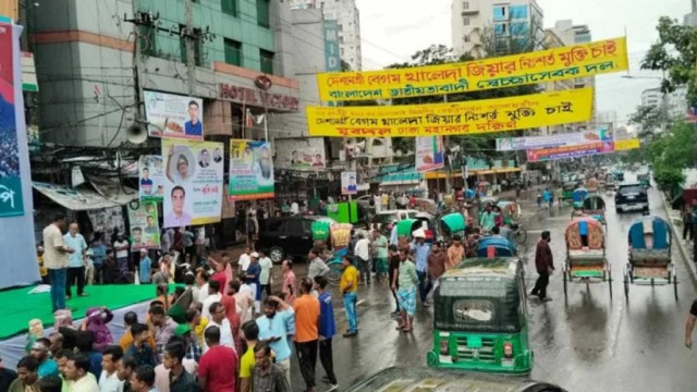 বৃষ্টি উপেক্ষা করে সমাবেশস্থলে বিএনপির নেতাকর্মীরা