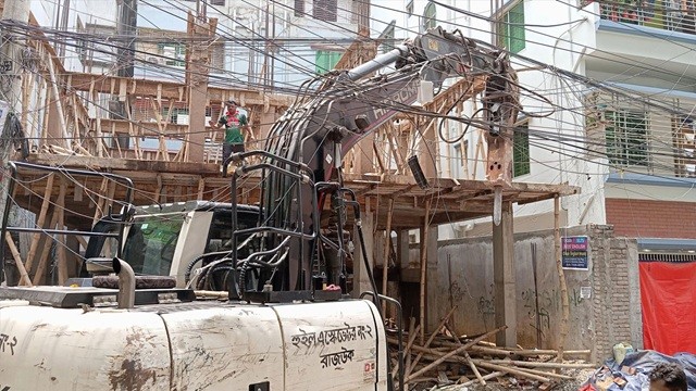 বনশ্রীতে ভবনের অতিরিক্ত অংশ মুহুর্মুহু ভাঙছে রাজউক