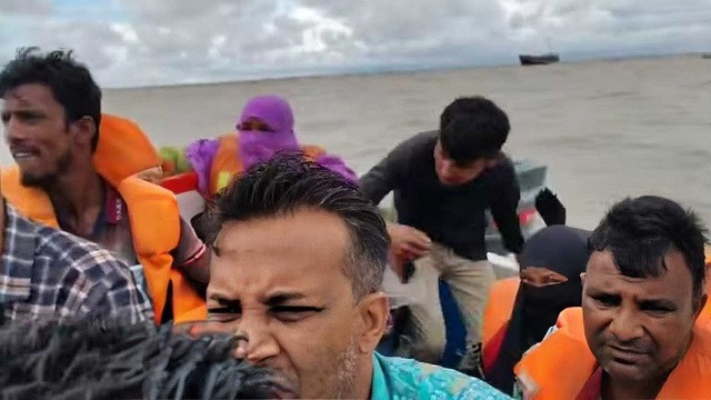 উত্তাল মেঘনার মাঝে স্পিডবোট অচল, যাত্রীদের কান্নাকাটি