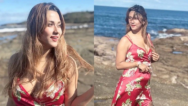 সমুদ্রপাড়ে ববির খোলামেলা ছবি ভাইরাল