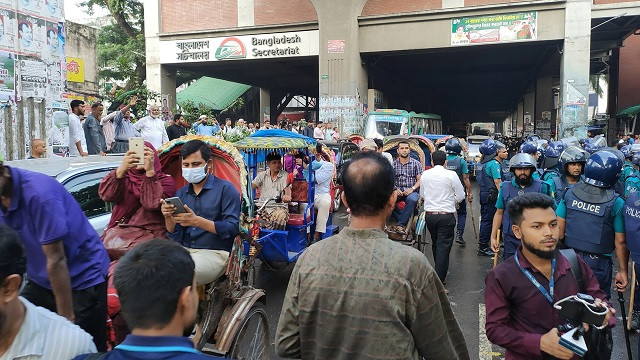 রাস্তা আটকে শিক্ষকদের আন্দোলন, সাধারণ মানুষের ভোগান্তি
