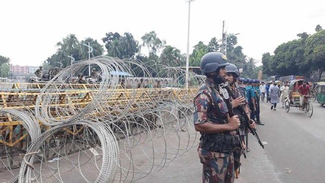 বঙ্গভবনের সামনে কাঁটাতারের বেড়া, নিরাপত্তা আরও জোরদার