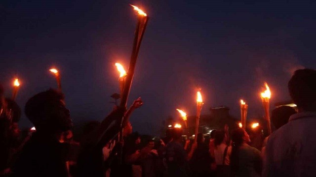 কোটা বাতিলের দাবিতে বরিশাল বিশ্ববিদ্যালয় শিক্ষার্থীদের মশাল মিছিল