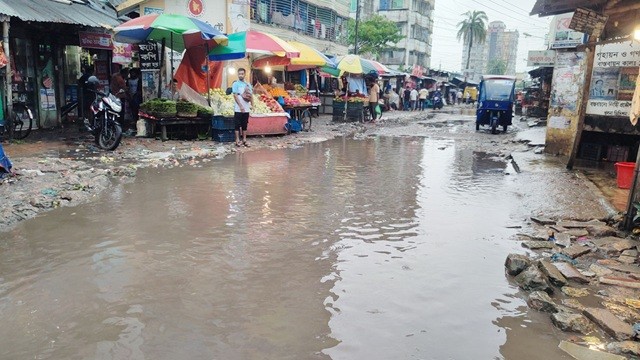 বরিশালে অবিরাম বর্ষণে জীবনযাত্রা ব্যাহত, কৃষকের মুখে হাসি