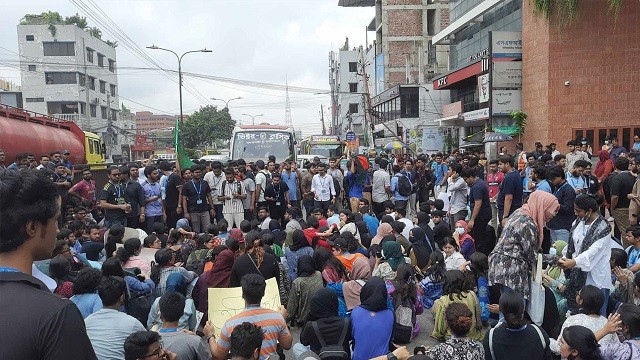 বাড্ডায় ব্র্যাকের শিক্ষার্থীদের সড়ক অবরোধ, যান চলাচল বন্ধ