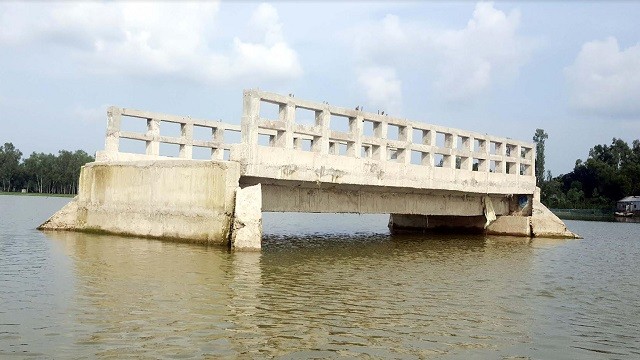 চারদিকে থই থই পানি, বিলের মাঝে দাঁড়িয়ে আছে ব্রিজ