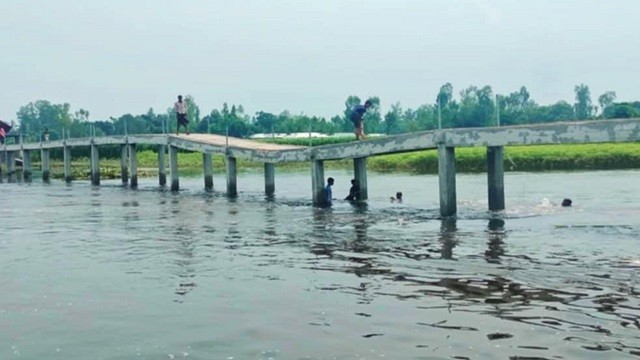 নির্মাণকাজ শেষ হওয়ার আগেই দেবে গেল সেতুর চার পিলার