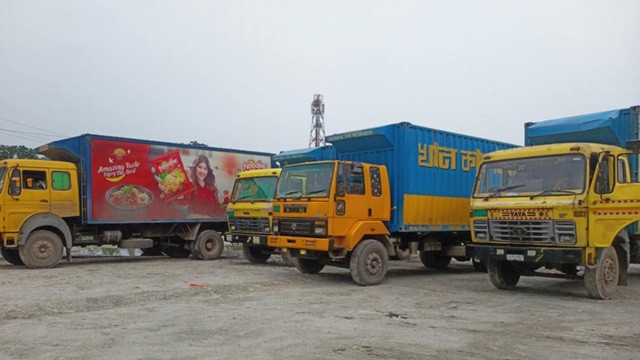 বুড়িমারী স্থলবন্দরে আটকা পণ্যবাহী ২০টি ট্রাক