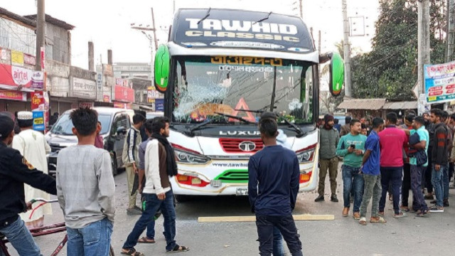 শ্রমিকদের জীবনের নিরাপত্তা চেয়ে বরিশালের ১৬ রুটে বাস ধর্মঘট