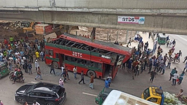 রাজধানীর ফার্মগেট এলাকায় বাংলাদেশ সড়ক পরিবহন কর্তৃপক্ষের (বিআরটিসি) দোতলা একটি বাস এলিভেটেড এক্সপ্রেসওয়ের র‍্যাম্পের নিচে একটি পিলারের সঙ্গে ধাক্কা খেয়েছে।