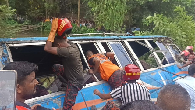 শেরপুরে বাস  উল্টে পুকুরে আহত ২০, শিশু নিখোঁজ