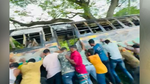 ক্ষুব্ধ জনতা বাসে আগুন দিয়ে ফেলে দিল খালে