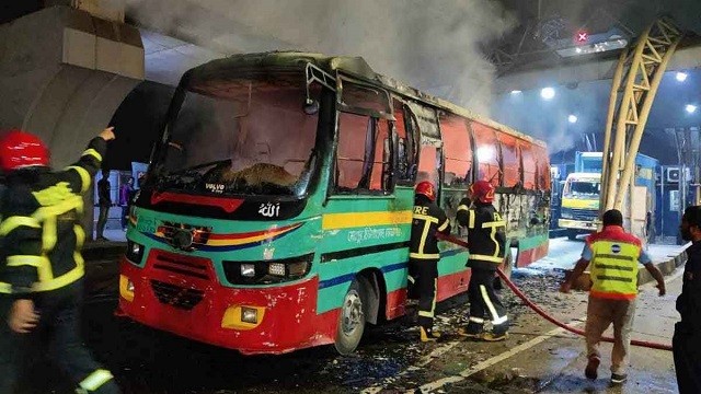 দেড় ঘণ্টার ব্যবধানে ঢাকায় তিন বাসে আগুন