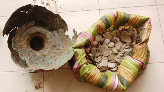 চুয়াডাঙ্গায় মাটি খোঁড়ার সময় বেরিয়ে এলো ব্রিটিশ আমলের ধাতব মুদ্রা