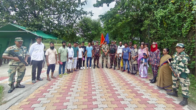 শিশুসহ ১২ বাংলাদেশিকে ফেরত দিলো বিএসএফ