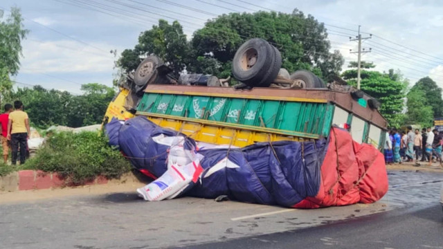 কাভার্ডভ্যানের ধাক্কায় প্রাইভেটকার অটোরিকশার ওপর পড়ে একজনের মৃত্যু, আহত ৪