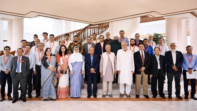 ঝামেলামুক্ত ঈদের জন্য কর্মকর্তাদের ধন্যবাদ দিলেন প্রধান উপদেষ্টা