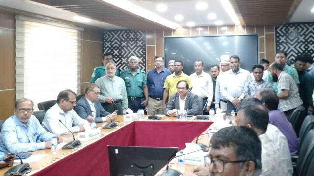 প্রধান উপদেষ্টা দেশে ফিরলে সচিবালয়ের কর্মচারীদের দাবির বিষয়ে সিদ্ধান্ত