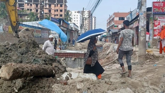 রাজধানী অনিয়মতান্ত্রিকভাবে রাস্তায় খুড়াখুঁড়ি, মানুষের ভোগান্তি চরমে