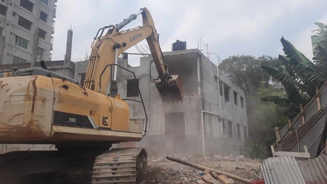 মোহাম্মদপুরে খাল ঘিরে গড়ে ওঠা অবৈধ স্থাপনা উচ্ছেদ, ভাঙা হচ্ছে ভবন