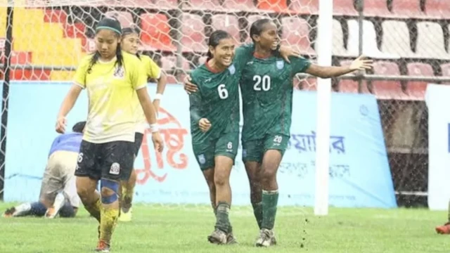 ‘জঘন্য’ কাদামাঠেও প্রথমার্ধে স্বস্তির লিড বাংলাদেশের