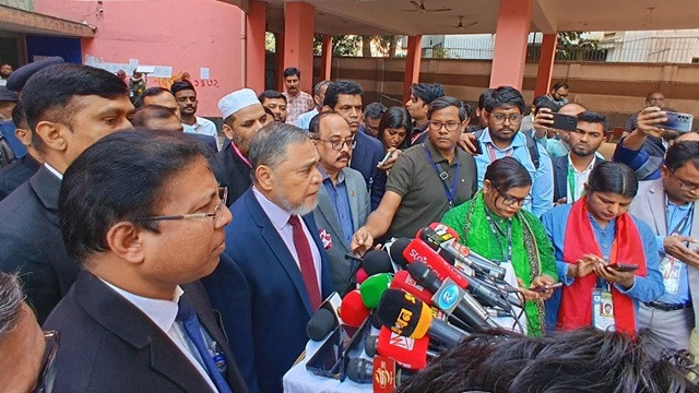 আগের নির্বাচনে টেলিভিশনে অনেক কুকুর দেখিয়েছেন কিন্তু আজ দেখছি না : সিইসি