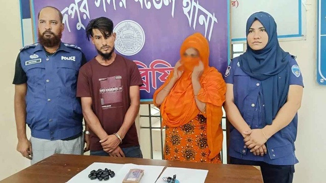 চাঁদপুরে মাদক কারবারি ইউপি সদস্যের স্ত্রীসহ আটক ২