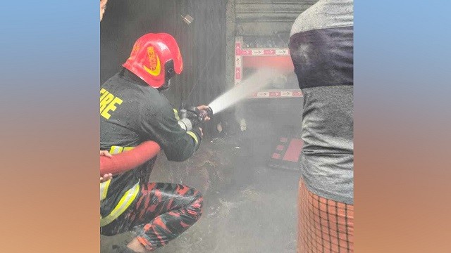 চকবাজারে আগুন, নিয়ন্ত্রণে ফায়ার সার্ভিসের ৬ ইউনিট