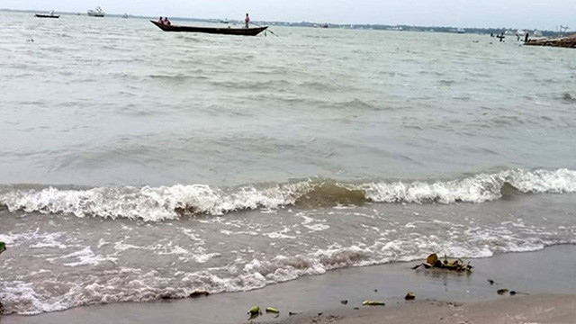 মেঘনা নদীতে ১৮ হাজার বস্তা সিমেন্টসহ ডুবে গেছে লাইটার জাহাজ