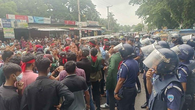 চাঁদপুরে ‘মার্চ ফর জাস্টিস’ সমর্থনে শিক্ষার্থীদের বিক্ষোভ