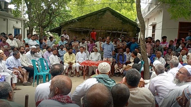 বাড়ির উঠানে স্বামীর লাশ ফ্রিজিং ভ্যানে রেখে সালিস করছেন গ্রামবাসী