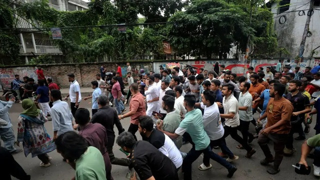 জবি-ঢাকা কলেজসহ রাজধানীর বিভিন্ন স্থানে ছাত্রদল-ছাত্রশিবির সংঘর্ষ