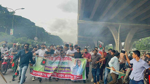 বনানীতে ভোরে নিষিদ্ধ ছাত্রলীগের ঝটিকা মিছিল